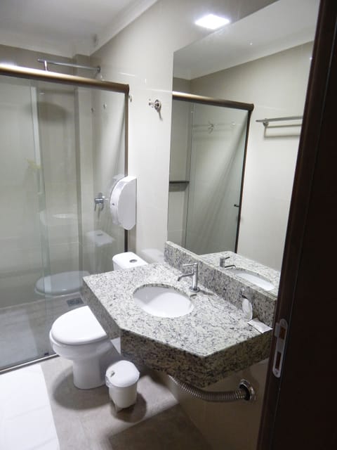 Executive Quadruple Room | Bathroom | Shower, free toiletries, towels