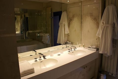 Suite (Privilège 2) | Bathroom amenities | Shower, free toiletries, hair dryer, towels