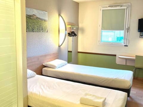 Twin Room, 2 Twin Beds | Desk, laptop workspace, blackout drapes, soundproofing