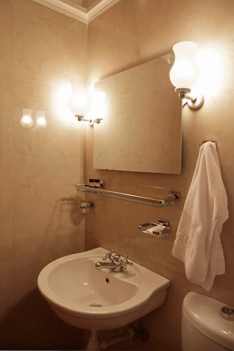 Twin Room | Bathroom | Free toiletries, hair dryer, towels