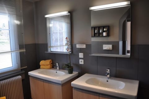 Superior Double Room | Bathroom | Free toiletries, hair dryer, bathrobes, towels