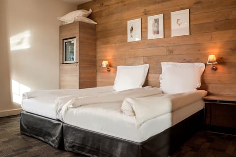 Superior Double Room | Minibar, individually decorated, individually furnished, desk