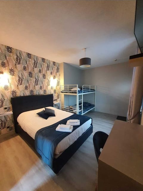 Standard Quadruple Room | Desk, free WiFi, bed sheets