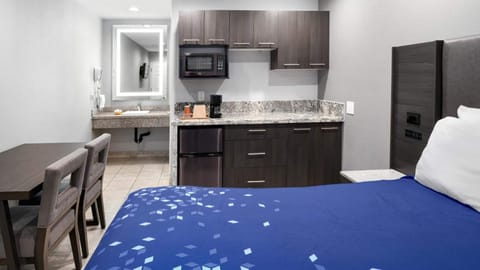 Deluxe Studio, 1 Queen Bed, Kitchenette | Private kitchen | Fridge, microwave