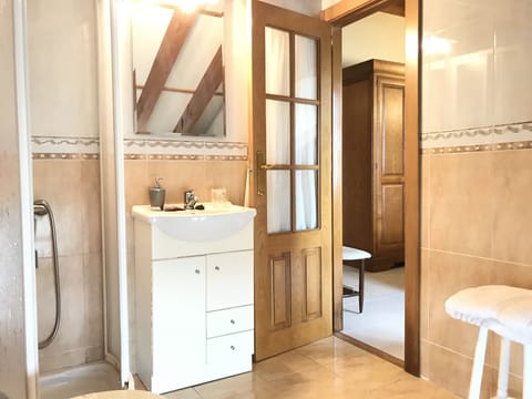 Double Room | Bathroom | Shower, free toiletries, hair dryer, towels