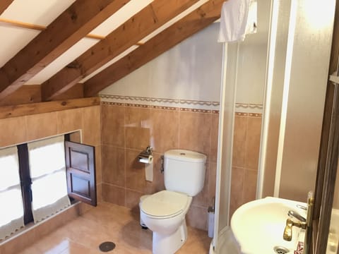 Double Room | Bathroom | Shower, free toiletries, hair dryer, towels