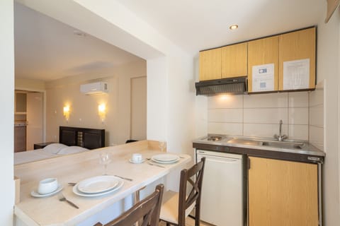 Studio | Private kitchenette | Fridge, stovetop, electric kettle, toaster