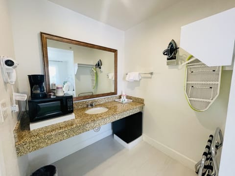 Comfort Room | Bathroom | Free toiletries, towels