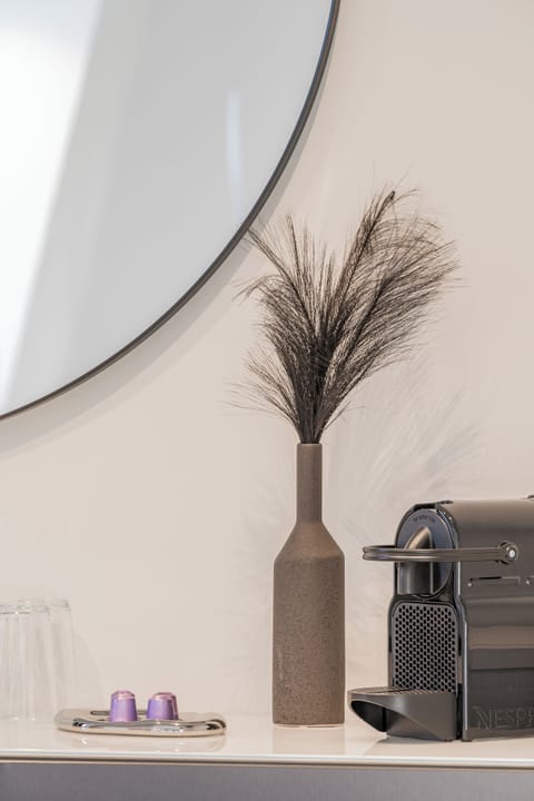 Deluxe Suite | Hypo-allergenic bedding, minibar, in-room safe, desk