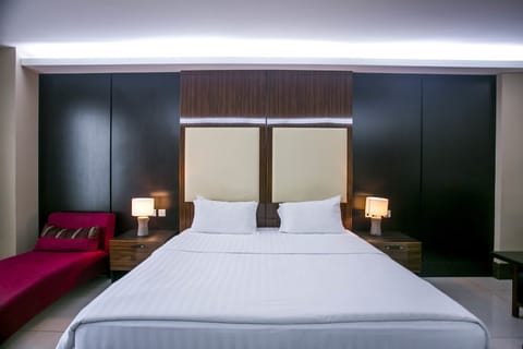 Classic Room, 1 King Bed, City View | Free minibar, in-room safe, desk, soundproofing