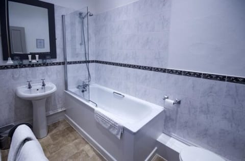 Standard Double Room | Bathroom | Shower, towels