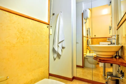 Double Room | Bathroom | Shower, free toiletries, hair dryer, slippers