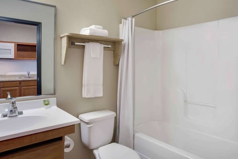 Combined shower/tub, hair dryer, towels