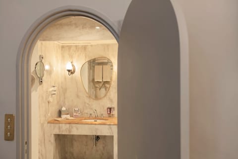 Junior Suite | Bathroom | Hydromassage showerhead, free toiletries, hair dryer, bathrobes