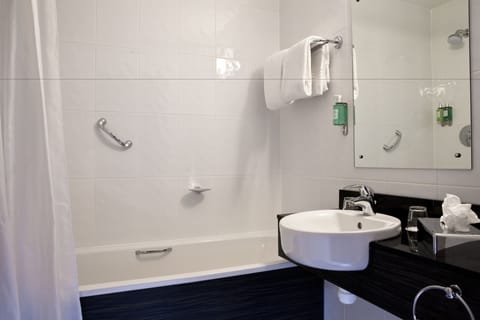 Combined shower/tub, free toiletries, hair dryer, towels