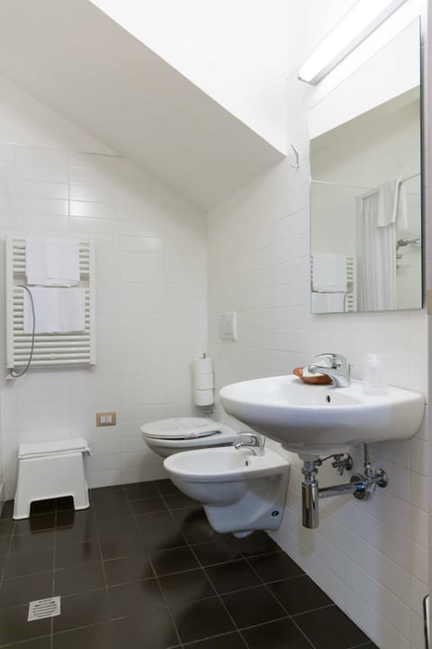 Comfort Studio, Kitchen | Bathroom | Shower, free toiletries, hair dryer, bidet