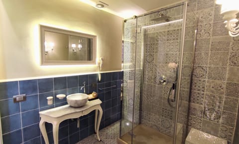 Deluxe Double Room | Bathroom | Shower, free toiletries, hair dryer, bidet