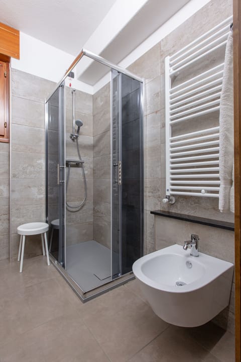 Superior Quadruple Room, Mountain View | Bathroom | Shower, rainfall showerhead, free toiletries, hair dryer