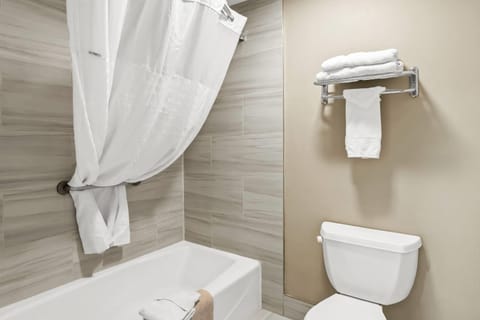 Standard Room, 1 King Bed | Bathroom | Combined shower/tub, free toiletries, hair dryer, towels
