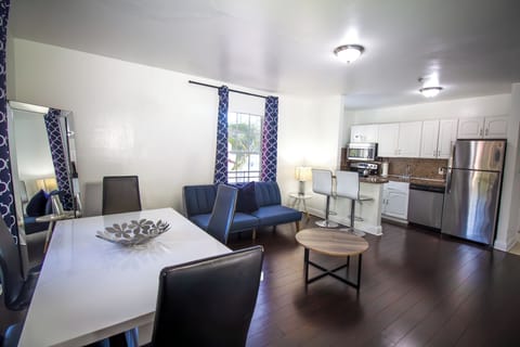 Comfort Apartment, 2 Bedrooms | In-room dining