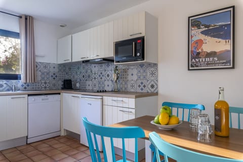 Apartment 2-4 persons, Sea View Terrace, Ground Floor | Private kitchen | Fridge, microwave, oven, stovetop