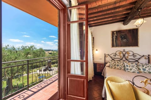 Minibar, in-room safe, desk, free WiFi