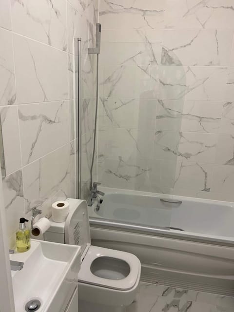 Combined shower/tub, free toiletries, hair dryer, towels