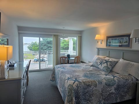 Standard Room, 1 Bedroom, Non Smoking (2nd FL Harborfront King, Private Deck) | Pillowtop beds, soundproofing, free WiFi, bed sheets