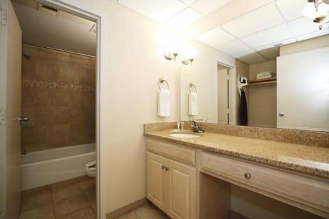 King  | Bathroom | Combined shower/tub, free toiletries, hair dryer, towels