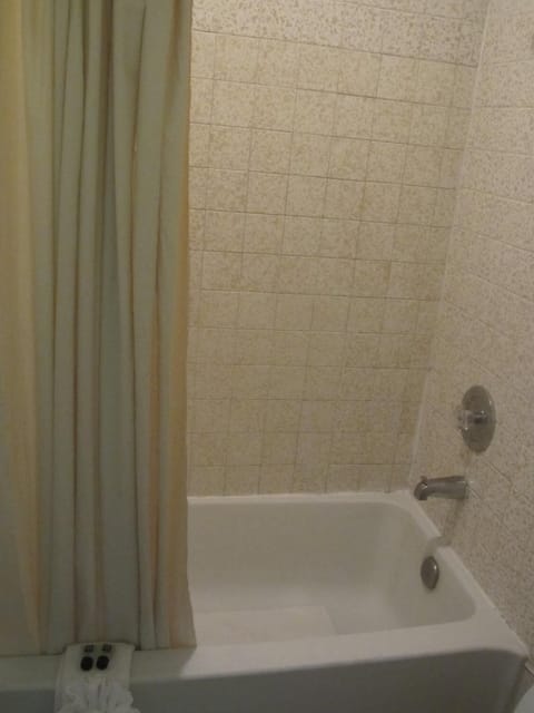 Combined shower/tub, free toiletries, towels