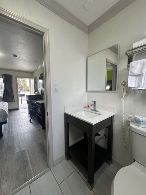 Room, 1 King Bed, Accessible, Non Smoking | Accessible bathroom