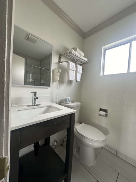 Room, 1 King Bed, Accessible, Non Smoking | Accessible bathroom