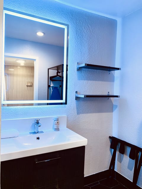 Deluxe Room, 1 King Bed, Non Smoking | Bathroom | Combined shower/tub, hair dryer, towels, soap