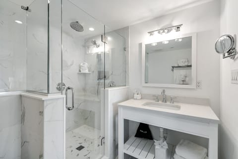 Signature Suite | Bathroom | Free toiletries, hair dryer, bathrobes, towels