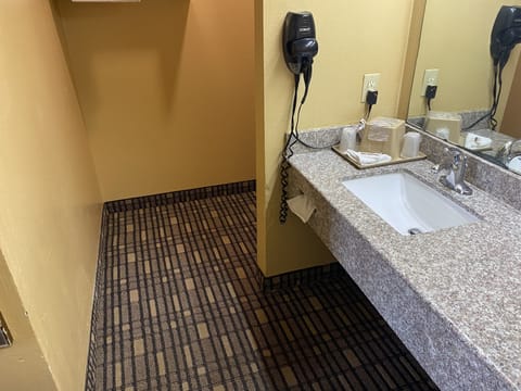 Standard Room, 1 Bedroom | Bathroom | Combined shower/tub, free toiletries, towels, shampoo