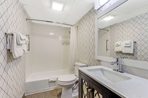 Room, 2 Queen Beds, Non Smoking (Pet Friendly) | Bathroom | Free toiletries, hair dryer, towels