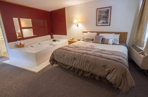 Room, 1 King Bed, Jetted Tub | Blackout drapes, iron/ironing board, free WiFi, bed sheets