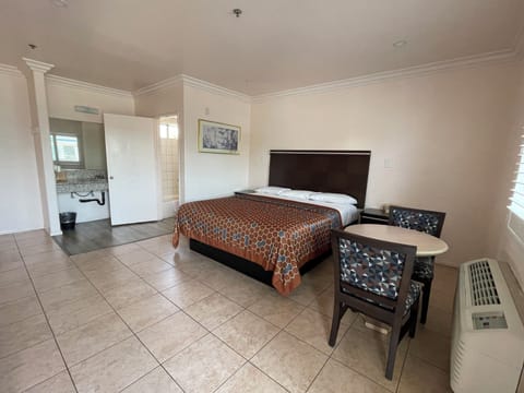 Standard Room, 1 King Bed, Smoking | Premium bedding, free WiFi, bed sheets, wheelchair access