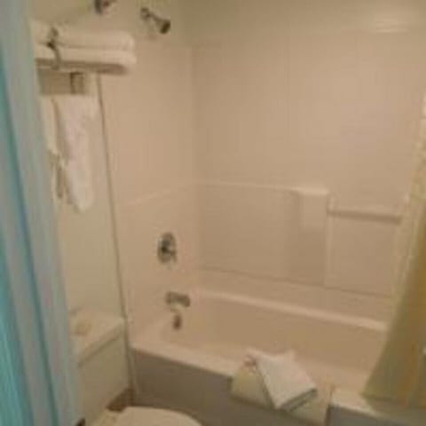 Combined shower/tub, free toiletries, towels