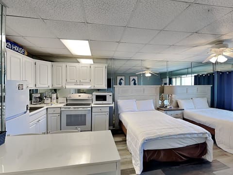 Studio Suite, Multiple Beds, Patio, Ocean View (Continental #104 - No Pets Allowed) | Private kitchen | Fridge, microwave, oven, stovetop