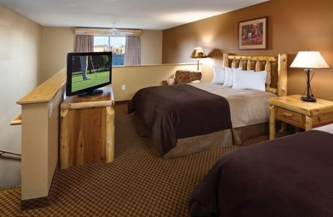 Deluxe Suite, 1 King Bed | In-room safe, iron/ironing board, free cribs/infant beds, rollaway beds