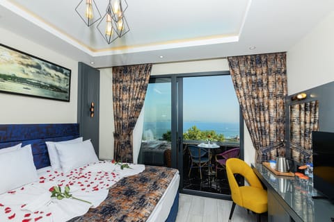 Marmara Sea View Room, With Terrace | Minibar, in-room safe, individually decorated, desk