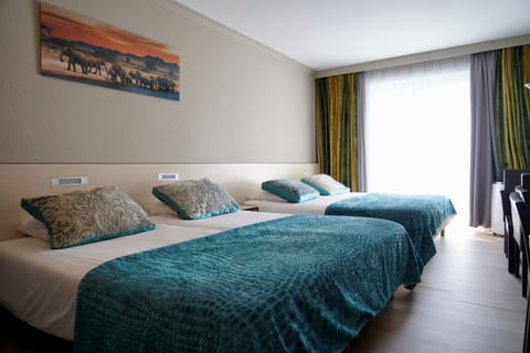 Standard Quadruple Room | In-room safe, desk, blackout drapes, free WiFi