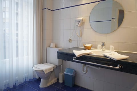 Triple Room | Bathroom | Hair dryer, towels