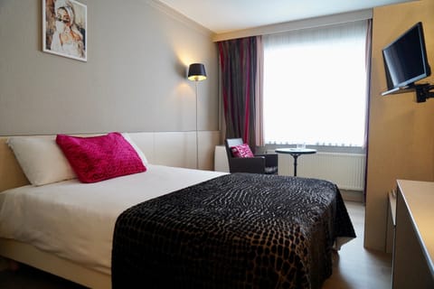 Single Room | In-room safe, desk, blackout drapes, free WiFi