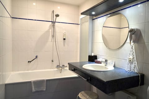 Single Room | Bathroom | Hair dryer, towels, soap, shampoo