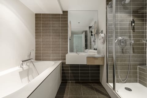 Junior Suite | Bathroom | Combined shower/tub, free toiletries, hair dryer, towels