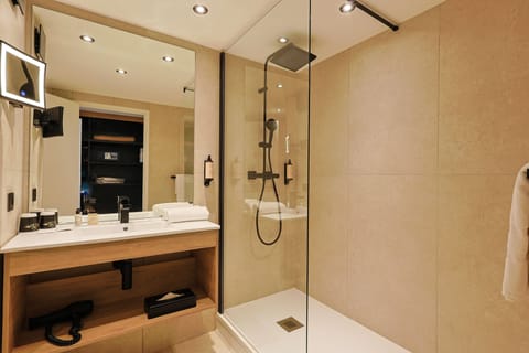 Standard Room | Bathroom | Combined shower/tub, free toiletries, hair dryer, towels