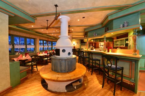 2 bars/lounges, gastropub