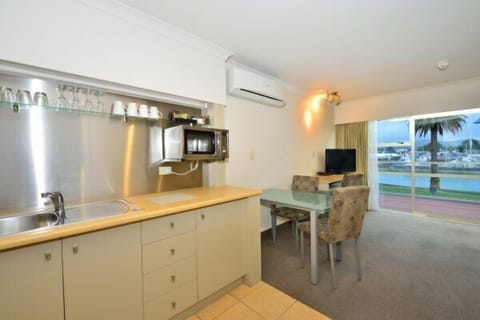 Studio | Private kitchenette | Fridge, microwave, coffee/tea maker, electric kettle